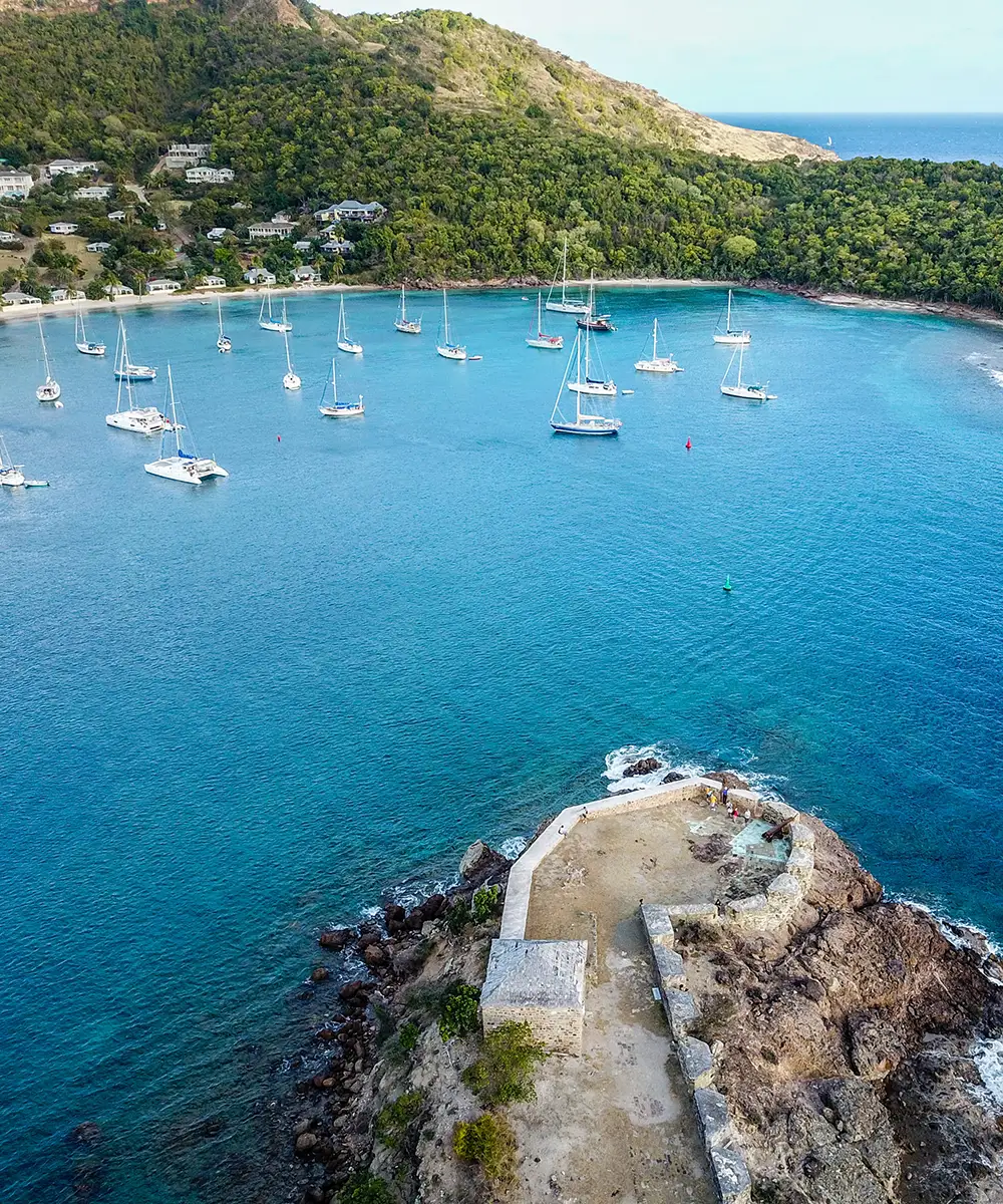 Antigua navegando por el Caribe