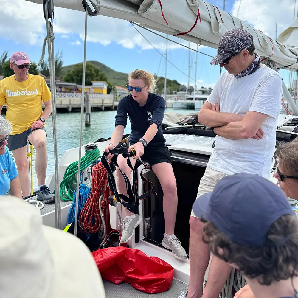 formation au port du gilet de sauvetage avant le départ